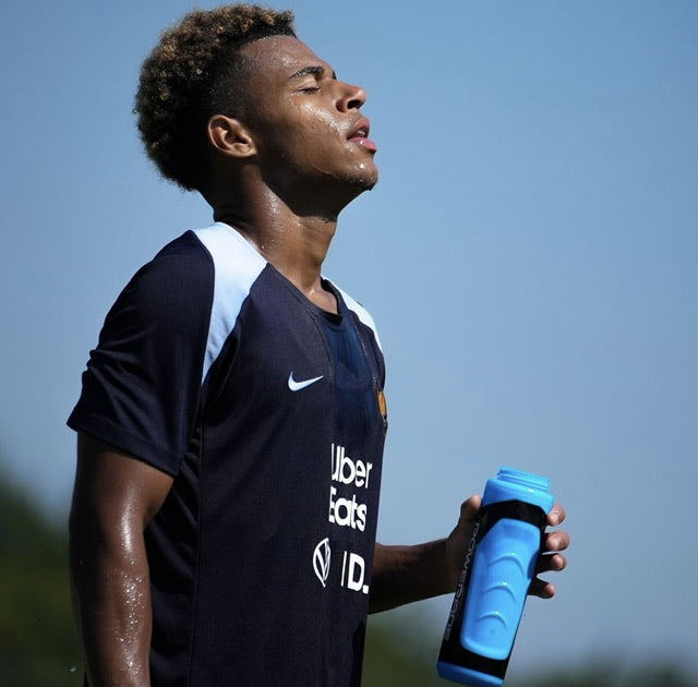 L'Importance d'une Bonne Hydratation pour les Joueurs de Football